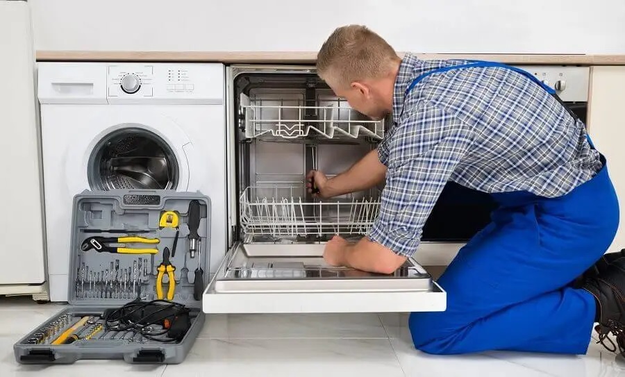 Ayaş Daikin servisi teknisyen ekibi beyaz eşya tamiri yaparken